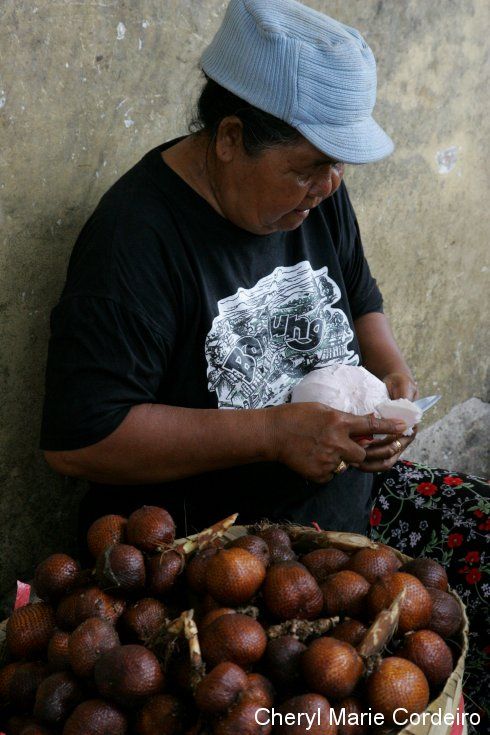 Denpasar Market, pomelo cutting.